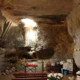 Alle nostre spalle invece si apre un piccolo vano illuminato da un�apertura sul soffitto attraverso cui filtrano i raggi solari